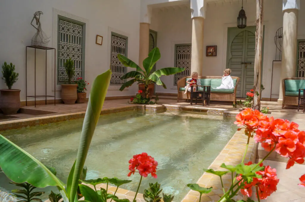 Riad Les Hibiscus courtyard swimming pool seating