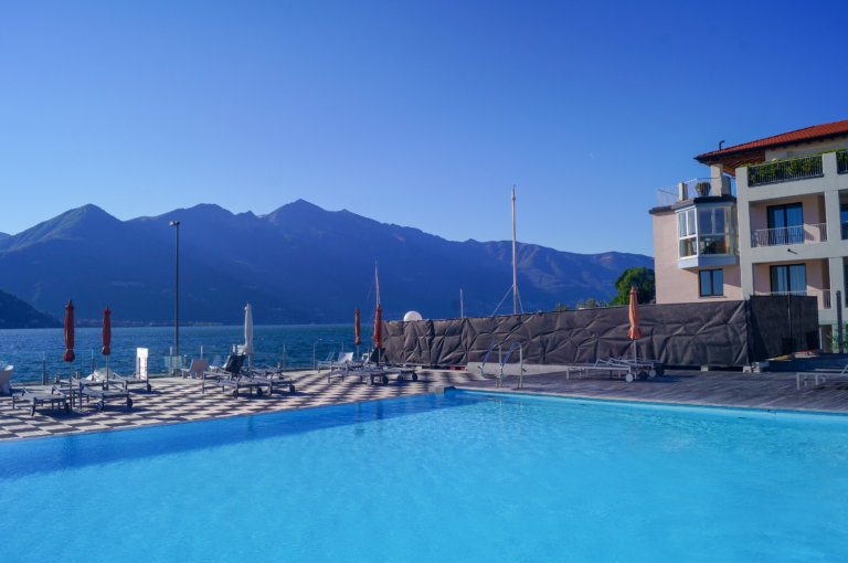 Golfo Gabella Lake Resort swimming pool, lake and mountains