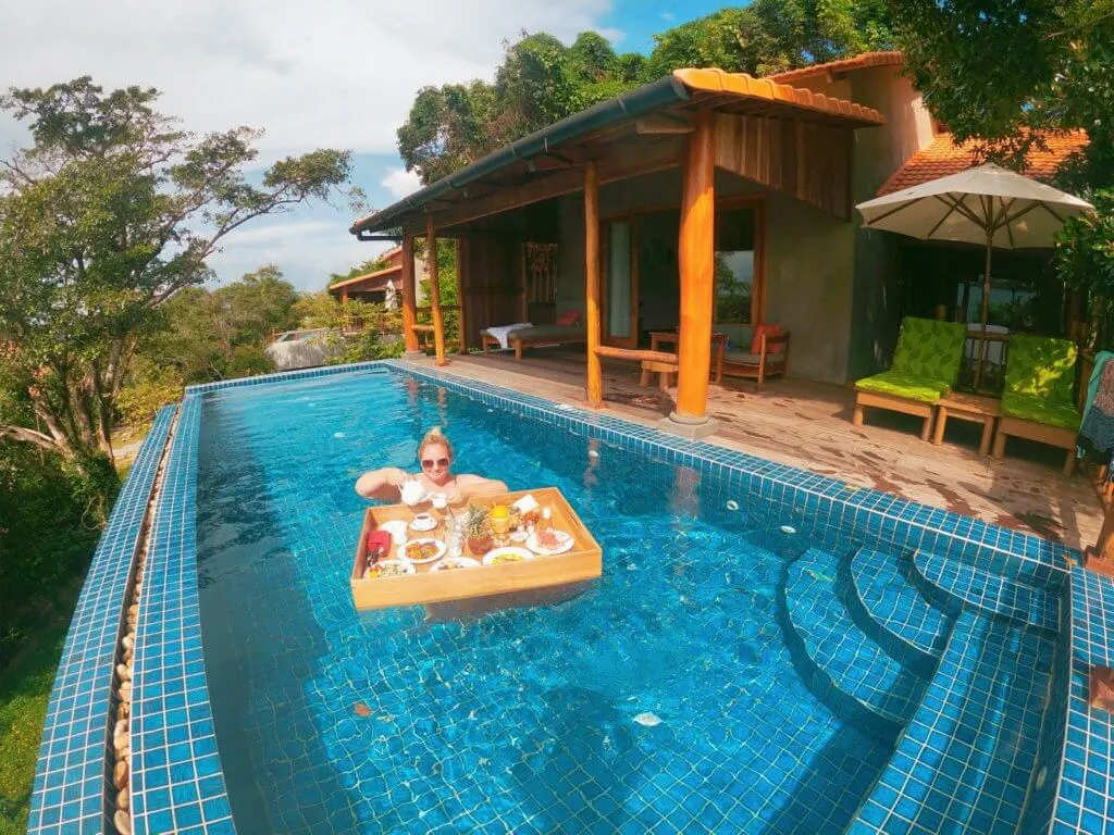 floating breakfast in private infinity pool