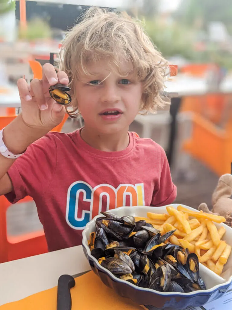 eating moules in France