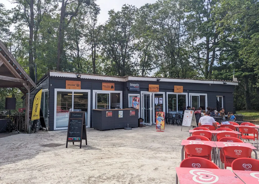 bar / restaurant at Camping Parc des Roches - a campsite near Paris with a pool